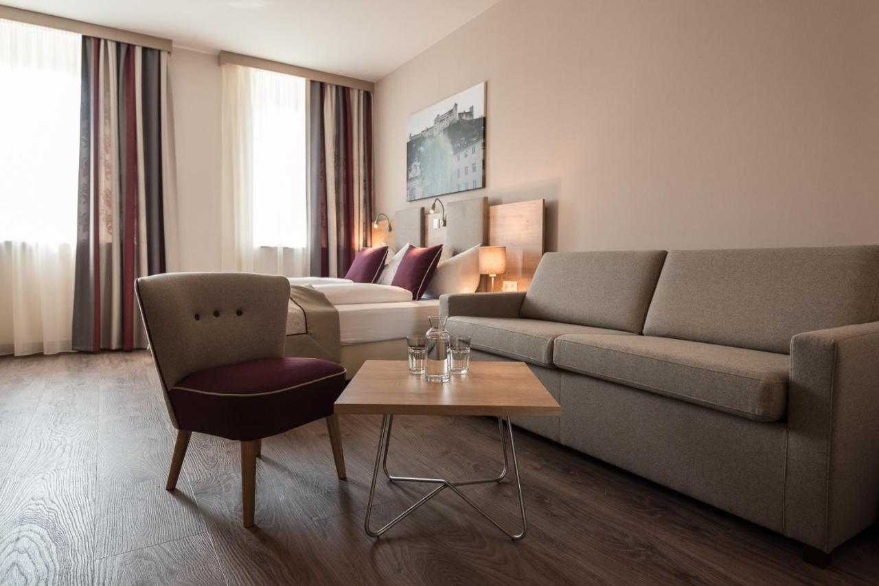 Max 70 I Contactless Check-in Hotel